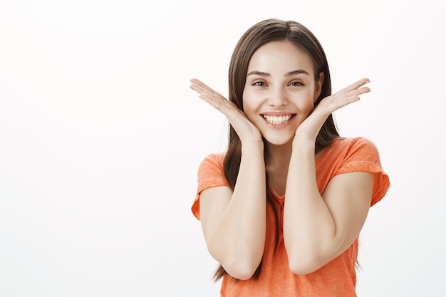 Foto gratuita alegre adorable joven mostrando perfecta sonrisa blanca