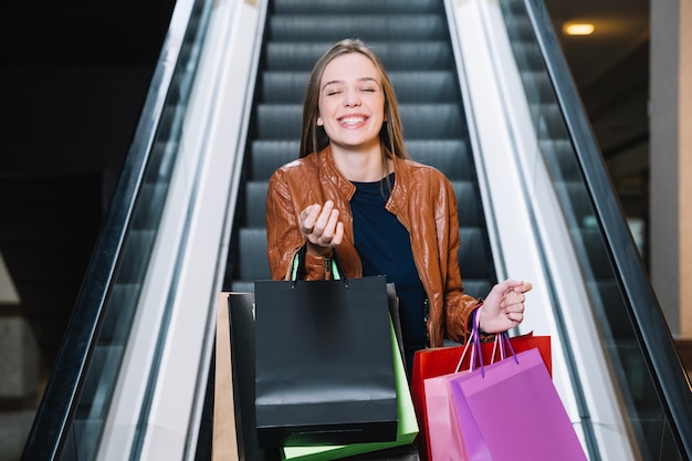 Foto gratuita alegre chica haciendo gestos en el centro comercial