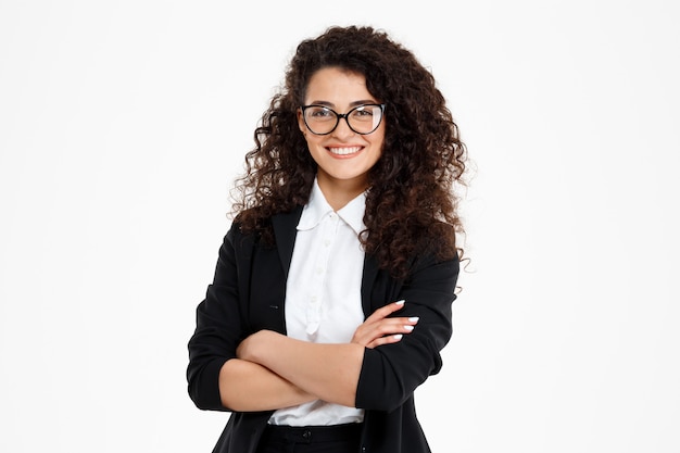 alegre chica de negocios rizada con gafas