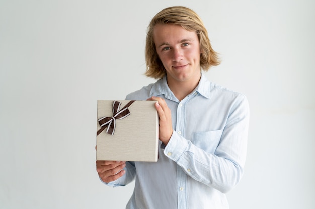 Alegre chico de cumpleaños recibiendo un regalo