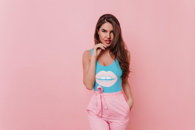 Foto gratuito alegre dama morena viste traje de verano posando con cara feliz epxression