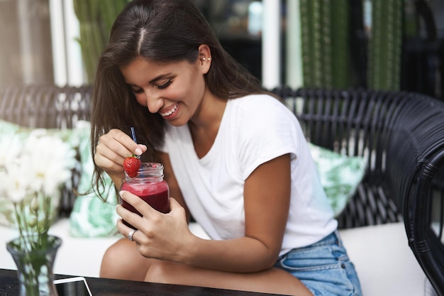 Alegre despreocupada linda mujer europea bronceada morena riendo fli