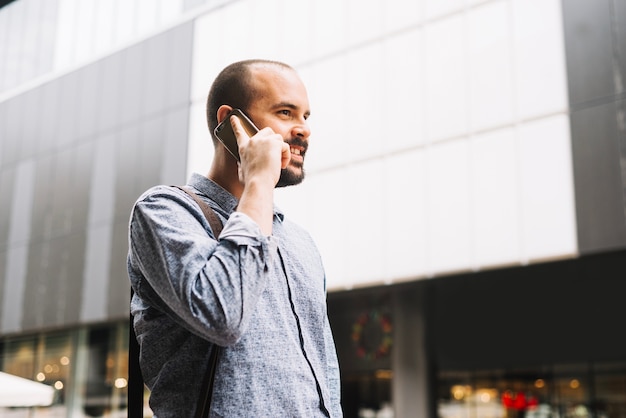 Alegre elegante hombre hablando por teléfono