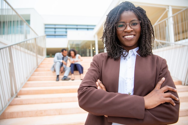 Alegre empresaria afroamericana