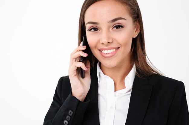 Alegre empresaria linda hablando por teléfono