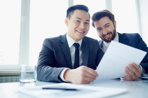 Alegre empresario sujetando un documento