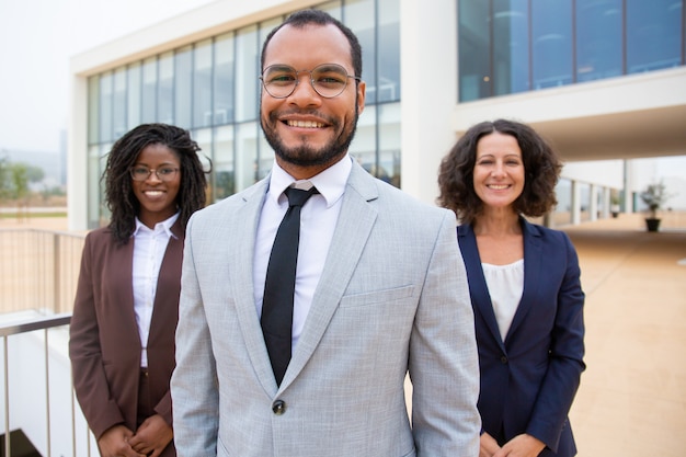 Alegre equipo de profesionales de negocios