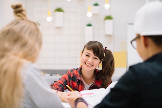 Foto gratuita alegre estudiante con estudios en clase