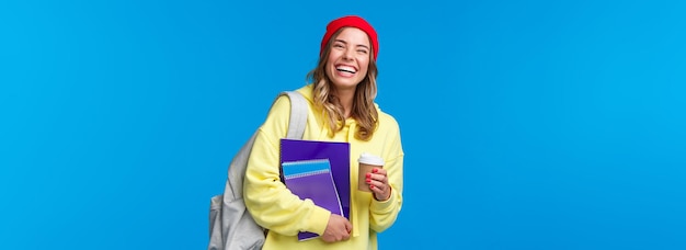 Foto gratuita alegre estudiante feliz divirtiéndose disfrutando del estilo de vida universitario llevar mochila y cuadernos