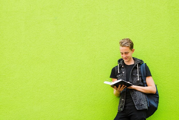 Alegre estudiante con libro