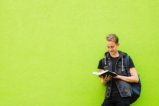 Alegre estudiante con libro