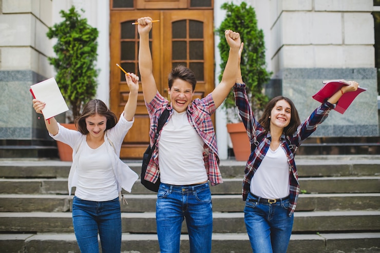 Foto gratuito alegre estudiantes celebrando