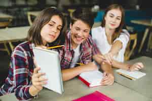 Foto gratuita alegre estudiantes jugando en el aula