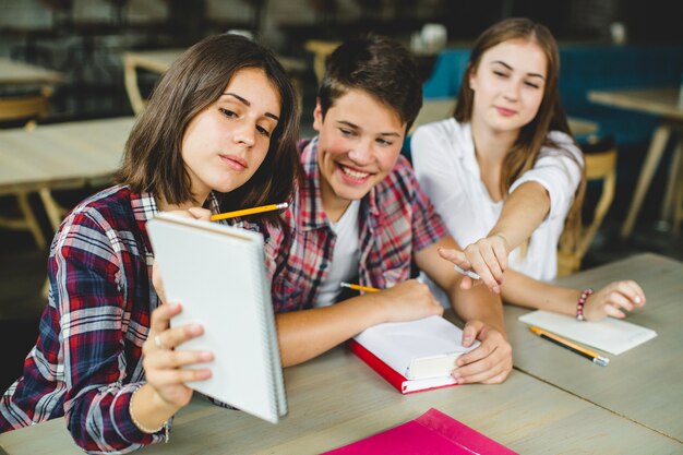 Alegre estudiantes jugando en el aula