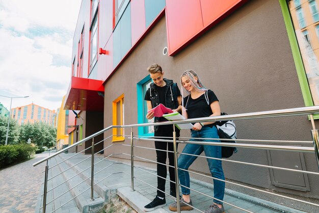 Alegre estudiantes posando en la universidad