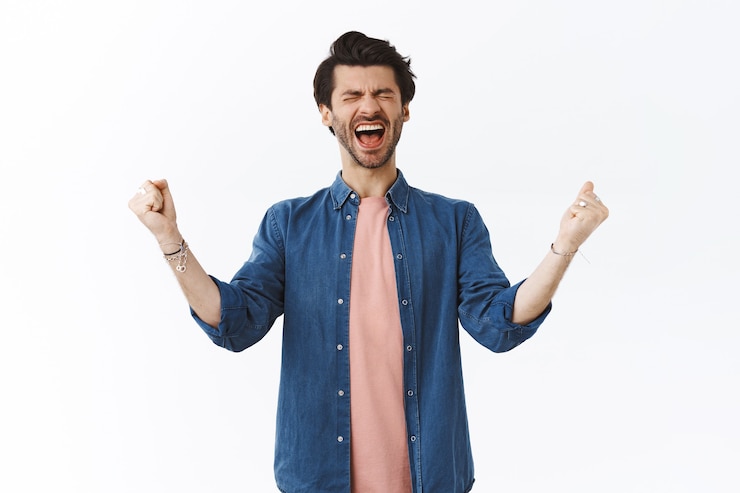 Foto gratuito alegre, extremadamente feliz, guapo, barbudo, gritando de felicidad en voz alta, cierra los ojos y aprieta los puños, levanta las manos de alegría, gana sintiéndose afortunado, triunfando, celebrando una victoria increíble