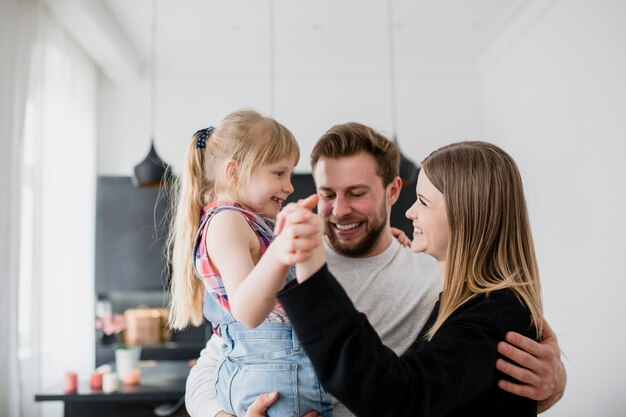 Alegre familia abrazada