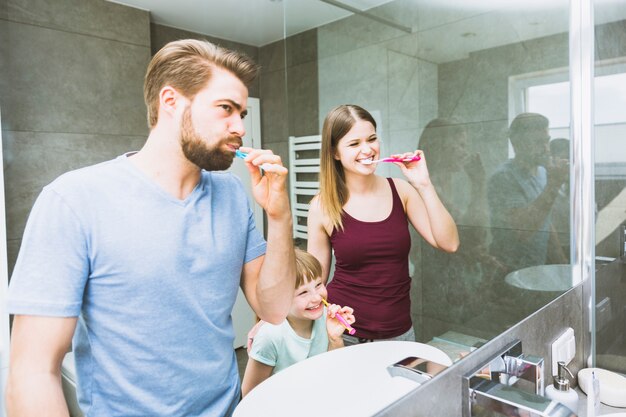 Alegre familia cepillarse los dientes