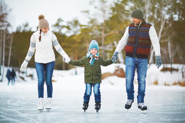 Alegre familia de patinadores