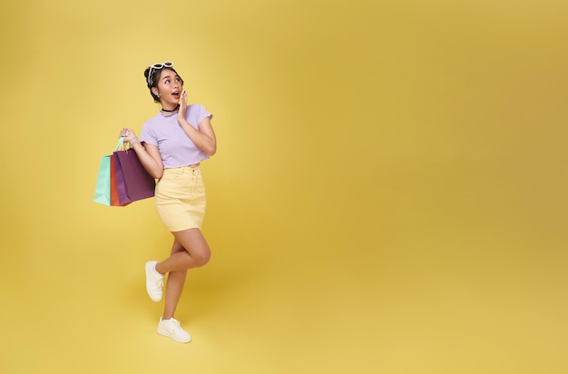 Alegre feliz mujer asiática tailandesa disfrutando de las compras que lleva bolsas de compras