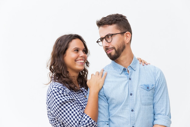 Alegre feliz pareja abrazándose y divirtiéndose