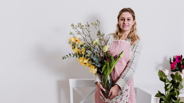 Alegre florista con jarrón