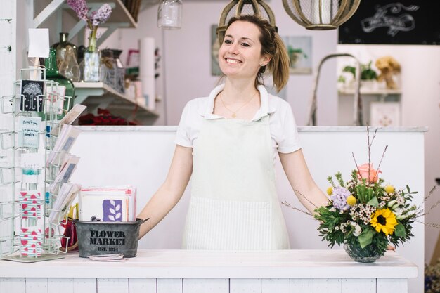 Foto gratuita alegre florista en el mostrador