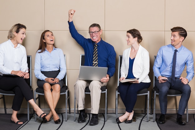 Foto gratuita alegre grupo de hombres de negocios en sala de espera