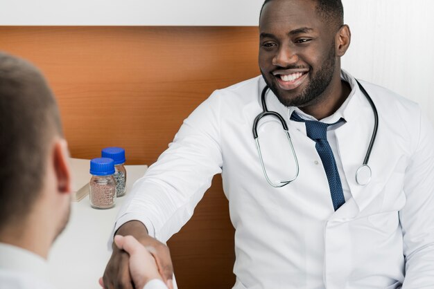 Alegre hombre médico handshaking