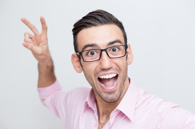 Alegre joven apuesto hombre celebrando el éxito