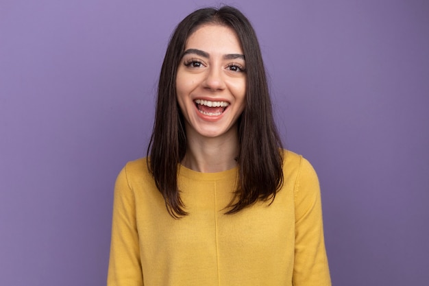 Foto gratuita alegre joven bastante caucásica