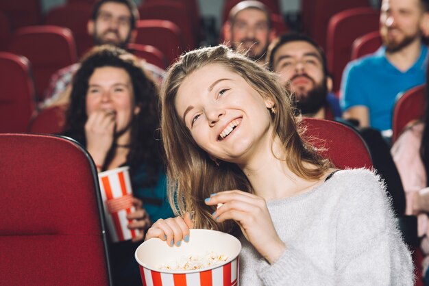 Alegre joven en el cine