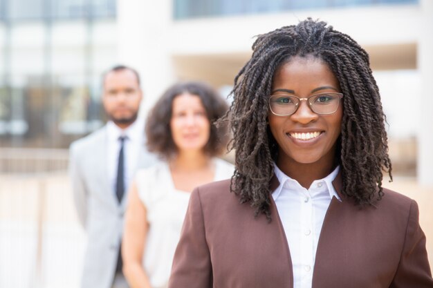 Alegre joven empresaria afroamericana