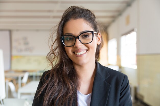 Alegre joven empresaria sonriendo a la cámara