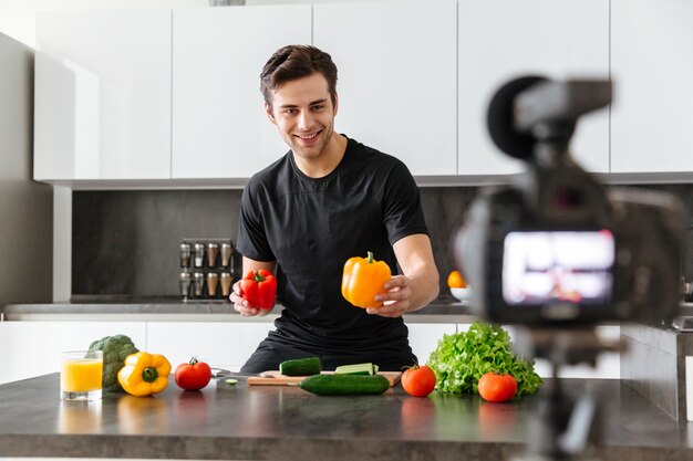 Alegre joven filmando su video blog