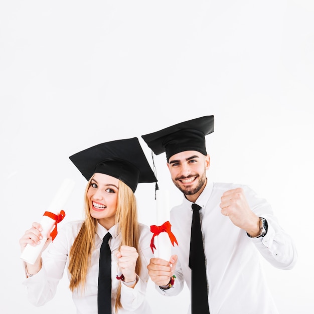 Alegre joven graduándose en pareja