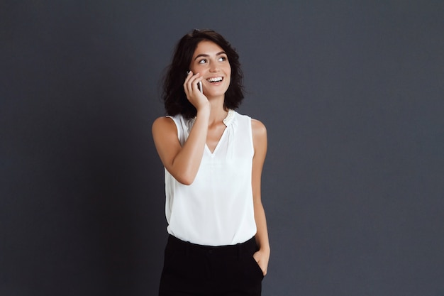 Alegre joven hablando por su teléfono