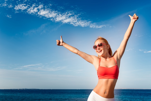 Alegre joven mujer en el mar