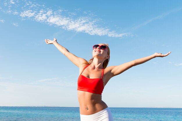 Alegre joven mujer en el mar