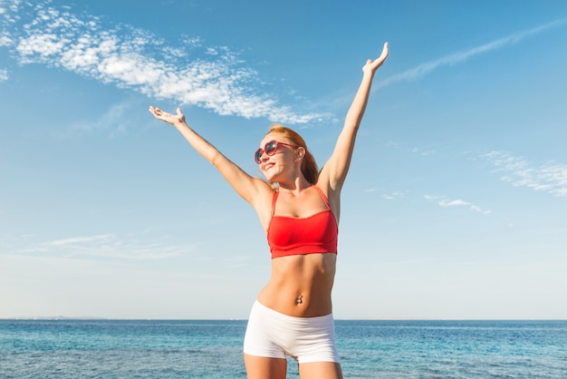 Alegre joven mujer en el mar