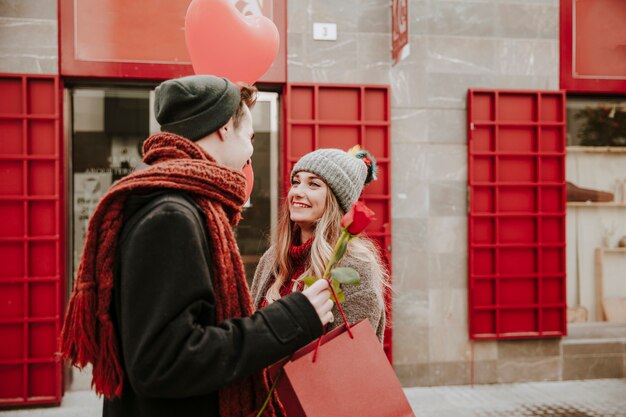 Alegre joven pareja en la calle