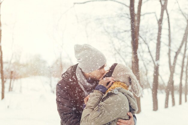 Alegre joven pareja caminando en un día de invierno