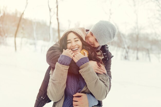 Alegre joven pareja caminando en un día de invierno