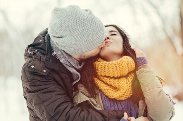 Alegre joven pareja caminando en un día de invierno