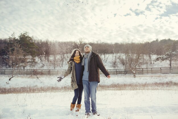 Alegre joven pareja caminando en un día de invierno