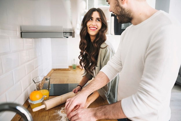 Alegre joven pareja cocina