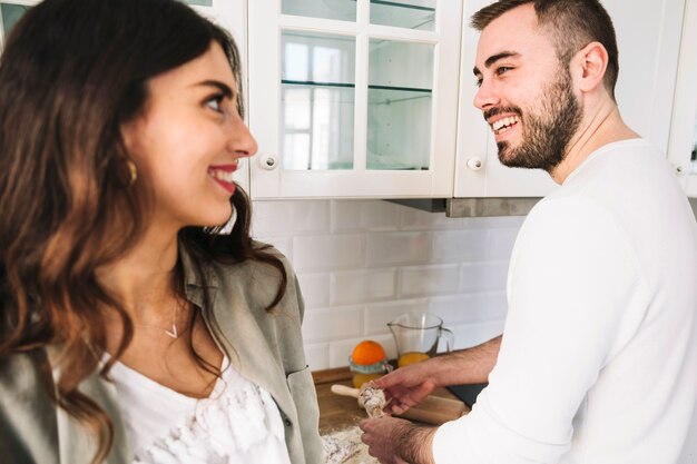 Alegre joven pareja en la cocina