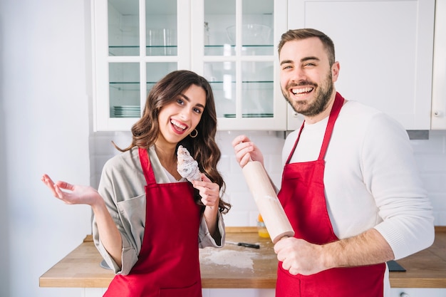 Alegre joven pareja en la cocina