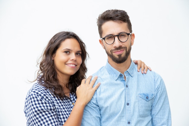 Alegre joven pareja sonriendo a la cámara