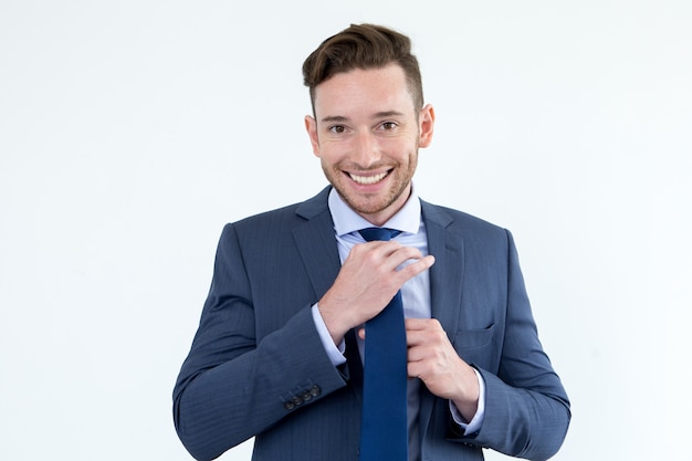 Alegre joven preparándose para reunión importante